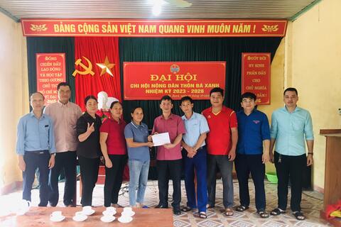 Cán bộ, đảng viên Đảng ủy Sở Y tế tham gia lao động theo đề án 02 với người dân xã Đồng Quý