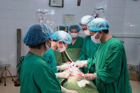 Phẫu thuật cấp cứu cho bệnh nhân sốc mất máu do bị đâm thủng bụng